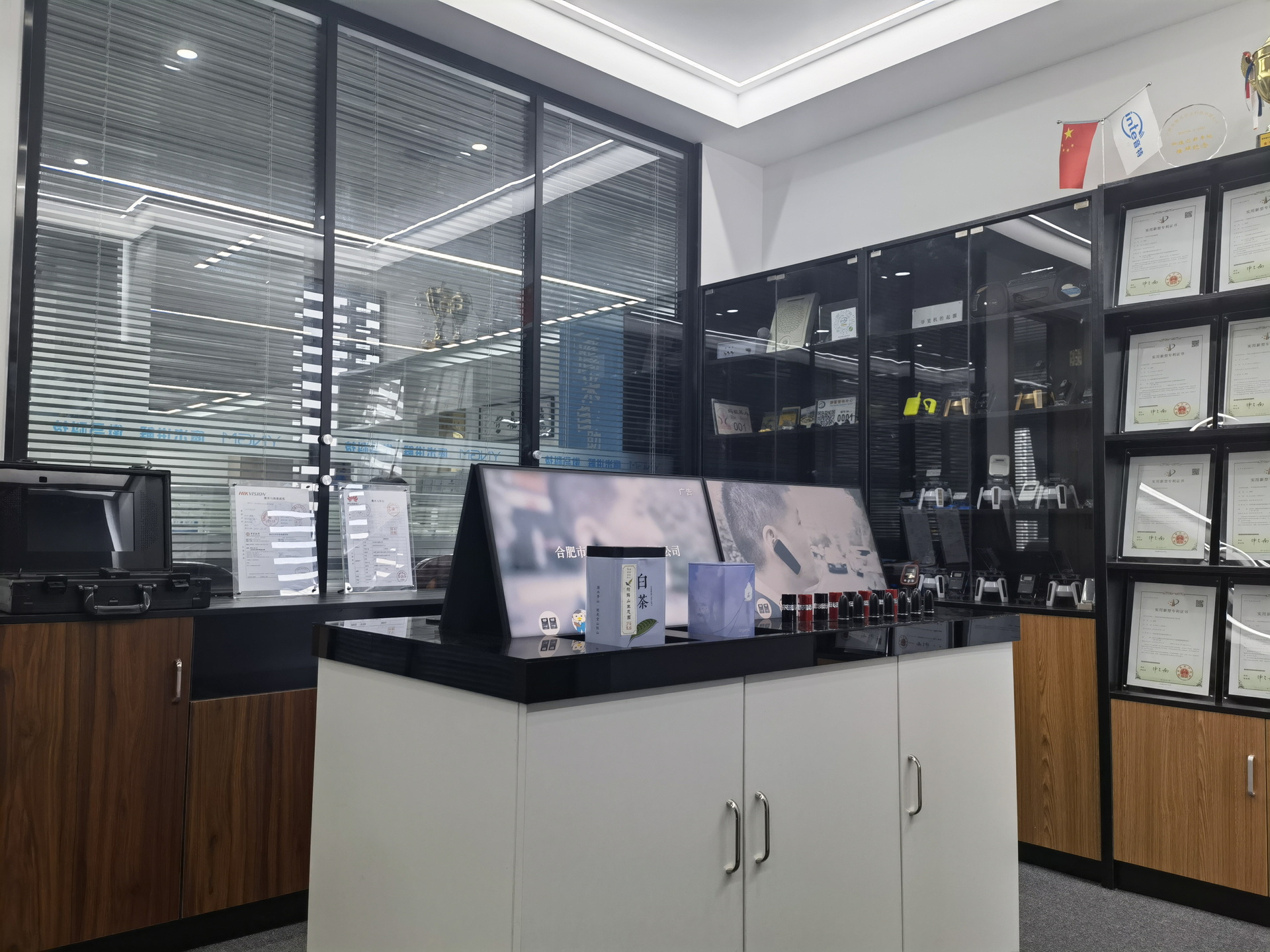 多媒體互動展示架